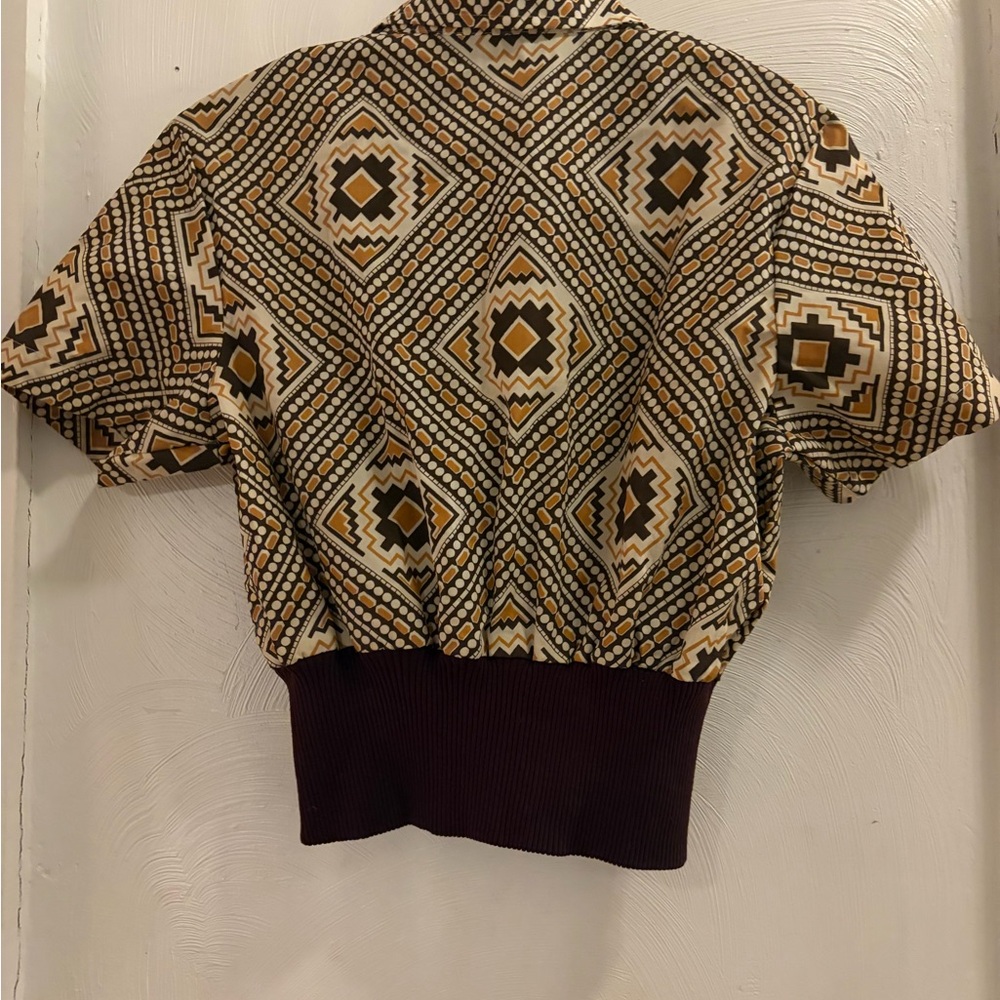 Geometric Patterned Short Sleeve Top - Picture 7 of 7